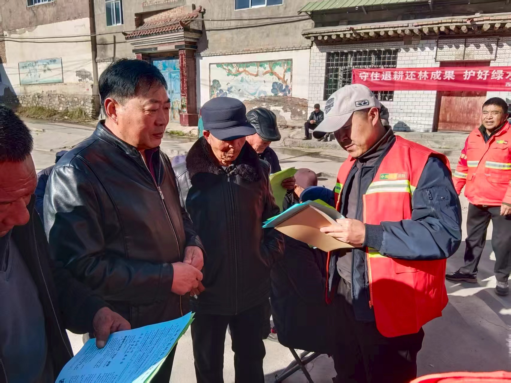 志愿领航践使命 生态宣传护湟中 ——区林草局国际志愿者日下沉乡镇开展林草保护主题宣传活动